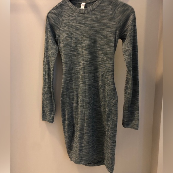 Lululemon &go Where-To Dress *Long Sleeve
Colour: Heathered Dark Fuel Size 2 - Picture 6 of 6